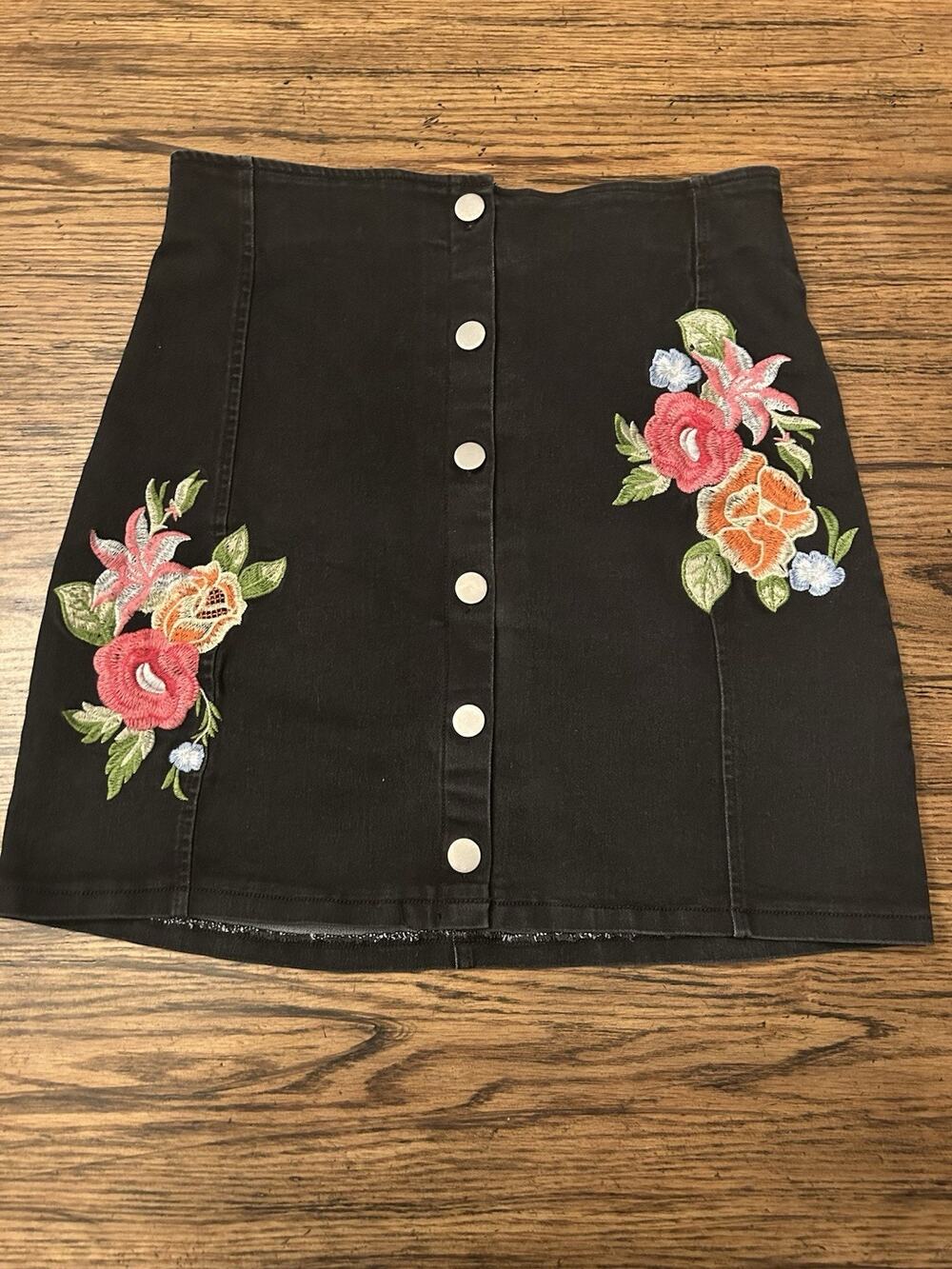 Jealous Tomato Skirt Womens Medium Embroidered Floral Button Front Short